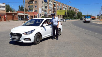 Астраханские полицейские помогают водителям справиться с жарой