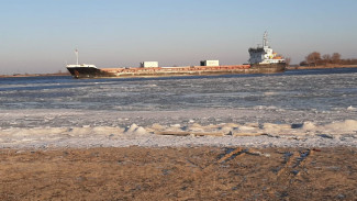 В Астраханской области сняли с мели теплоход, который простоял 3 недели