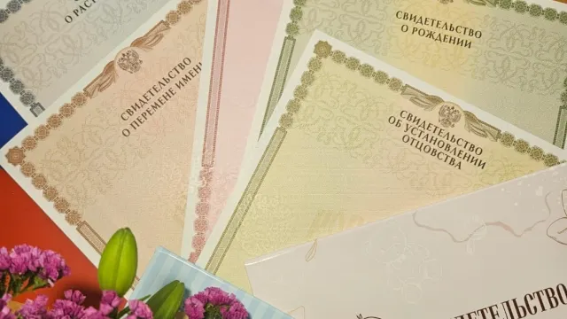 Жители Астраханской области в марте меньше рожали и реже женились