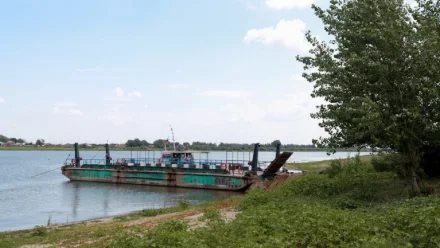 В Астраханской области приостановлена работа переправы из-за сильного ветра