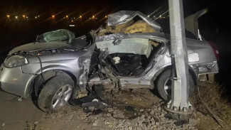 Под Астраханью погиб мужчина при наезде автомобиля на опору ЛЭП