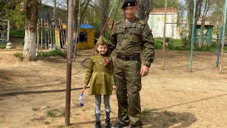 В Астраханской области боец СВО навестил автора письма-талисмана в детсаду