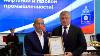 Игорь Бабушкин наградил астраханских нефтяников и газовиков в честь праздника