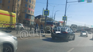 В Астрахани на улице Яблочкова водитель «ВАЗ-2106» въехал в светофор