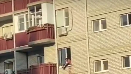 Неадекватный житель Астрахани держал в заложниках девушку из-за ребёнка