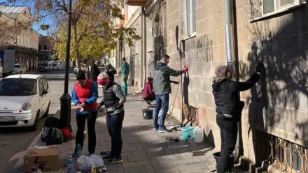 В Астрахани активисты очистили фасад дома на улице Советской