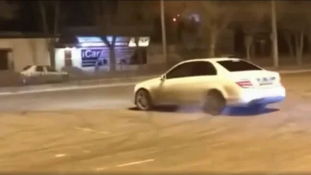 В Астрахани 11 водителей оштрафовали за дрифт на парковке гипермаркета