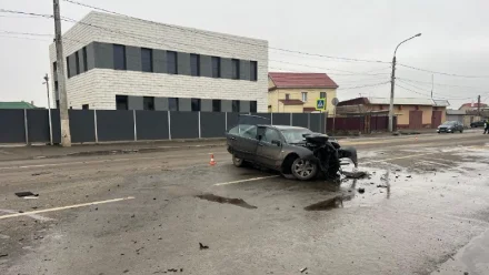 В Астрахани иномарка врезалась в магазин