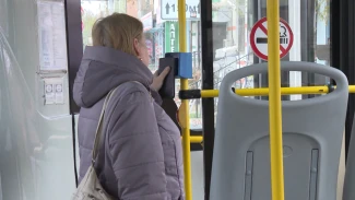 Жители Астраханской области могут ездить со скидкой в автобусах при оплате смартфоном