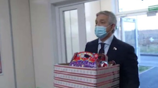 Леонид Огуль вручил подарки детям медработников "красной зоны"