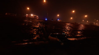 В Астрахани водитель вылетел на автомобиле с Нового моста и скрылся