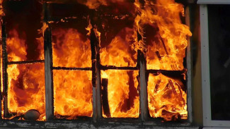 В Астрахани из горящей квартиры спасли людей