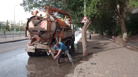 В Астрахани коммунальщики устраняют последствия дождя