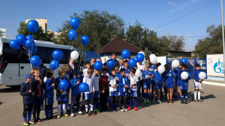 “Газпром переработка” подарила детской академии футбола два автобуса