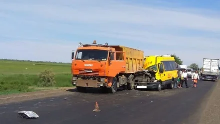 В Астраханской области школьный автобус столкнулся с грузовиком