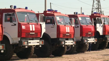 В автопарк астраханских спасателей поступило 7 пожарных автоцистерн