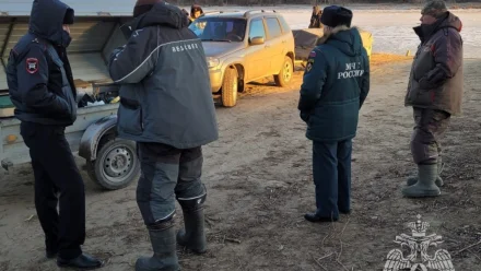 В Астраханской области водителей оштрафовали за проезд по ледовой переправе