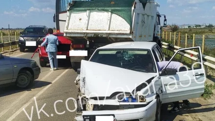В Астраханской области водитель столкнулся с автобусом и иномаркой