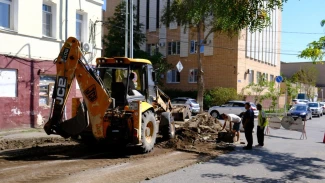 В Астрахани начали ремонтировать тротуар на улице Чернышевского 