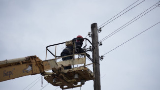 Астраханские энергетики устраняют локальные нарушения электроснабжения из-за непогоды