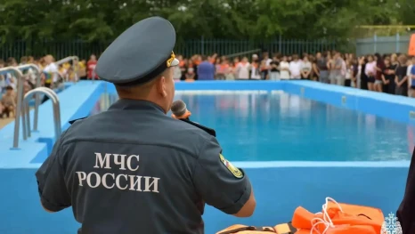 Инспекторы астраханского ГИМС научили отдыхающих лагеря спасать жизнь на воде
