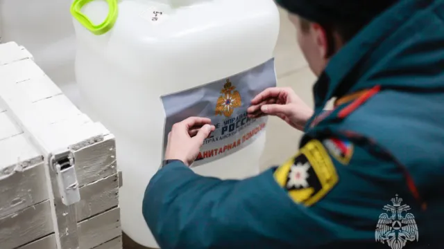 Сотрудники астраханского МЧС отправили гуманитарный груз в зону СВО
