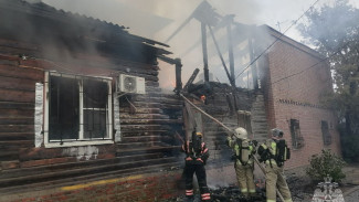 В Кировском районе Астрахани горят 3 дома