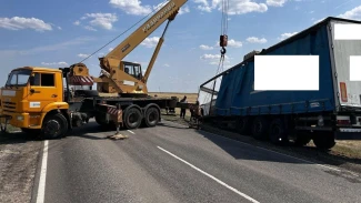 На трассе в Астраханской области у грузовика оторвался прицеп с кирпичами