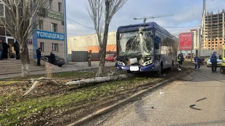 В Астрахани новый автобус въехал в электрические столбы 