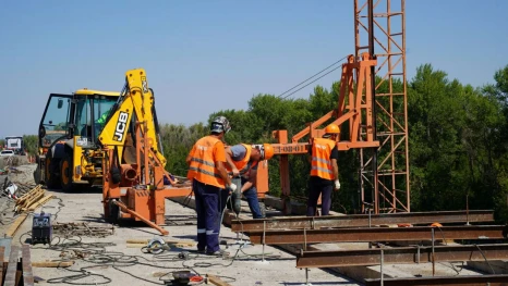 В Астраханской области ремонтируют мост через реку Кигач
