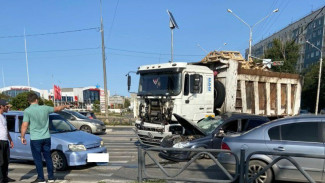 Подробности столкновения грузовика и иномарки в Астрахани