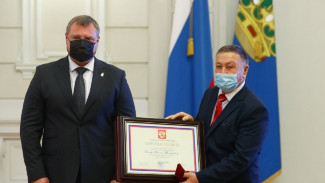 В преддверии Дня Конституции Игорь Бабушкин вручил паспорта и награды астраханцам