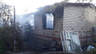 В Астрахани при пожаре в трёх домах пострадали двое человек 