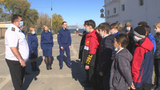 Юным астраханцам провели экскурсию на знаменитом ледоколе "Капитан Чечкин"