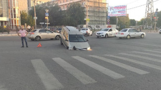 Астраханский следком проводит проверку по факту провала машины в яму