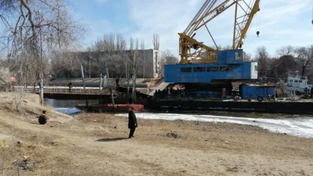 В Астрахани поднимают затонувшие понтоны моста на Серебряной Воложке