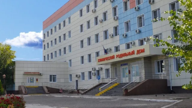 Акушерка роддома приняла роды у астраханки в такси