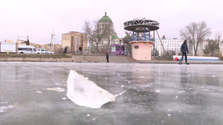 Сотрудники МЧС проверили толщину льда на водоёмах в Астрахани