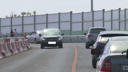 В Астрахани вторую полосу на Милицейском мосту открывали временно