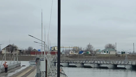 Под Астраханью из-за погоды продолжаются сбои в работе паромных переправ