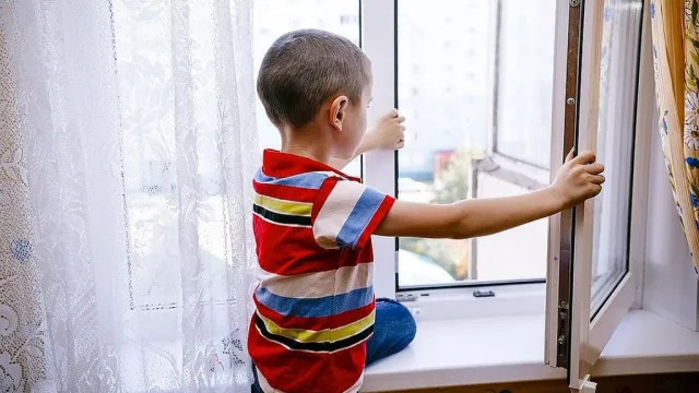 В Астрахани два мальчика находятся в тяжёлом состоянии после падения из окон