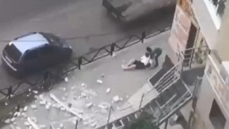 В Астрахани на улице Баумана мужчина упал со 2 этажа дома