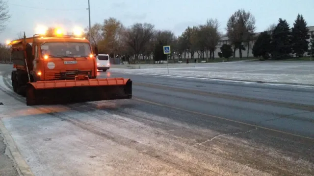 В Астрахани коммунальщики устраняют последствия снегопада