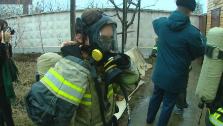 Астраханские журналисты примерили на себя роль пожарных