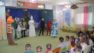 Сотрудники астраханских силовых ведомств поздравили с Новым годом воспитанников соцучреждений