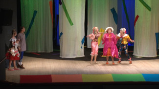 В Астрахани организовали спектакль для детей из нуждающихся семей