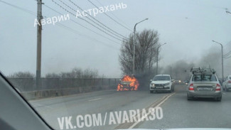 В Астрахани горели прицеп грузовика и такси