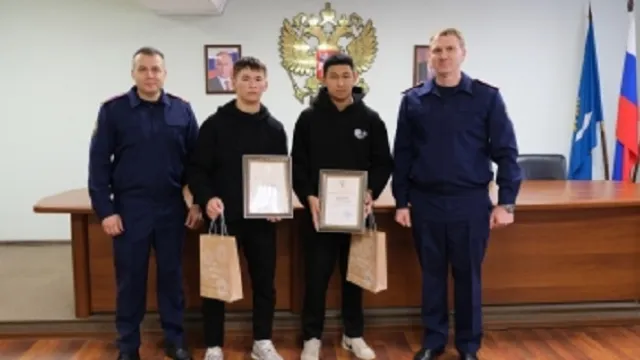 Глава СКР наградил двух астраханских школьников за спасение пенсионерки