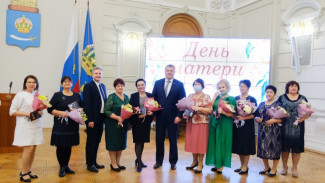 В Астраханской области многодетным мамам вручили знаки отличия