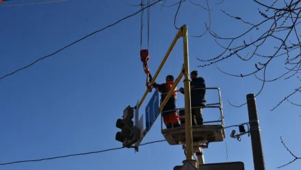 На улице Бориса Алексеева в Астрахани устанавливают новые светофоры